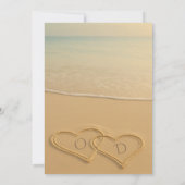 Beach Sand Hearts Monogram Tropical Wedding  Kaart (Achterkant)