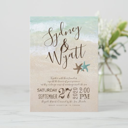 Beach Sand Typography Starfish Wedding Invitation Kaart (Staand voorkant)