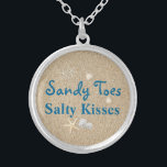 Beach Sandy Toes Salty Kisses Ketting<br><div class="desc">Dit leuke en tropische zilveren ketting is geaccentueerd met het schattige gezegde "Sandy Toes Salty Kisses" op een strandzandachtergrond,  waardoor het een mooi cadeau is voor de bruid,  bruidsmeisjes of bloemmeisje.</div>