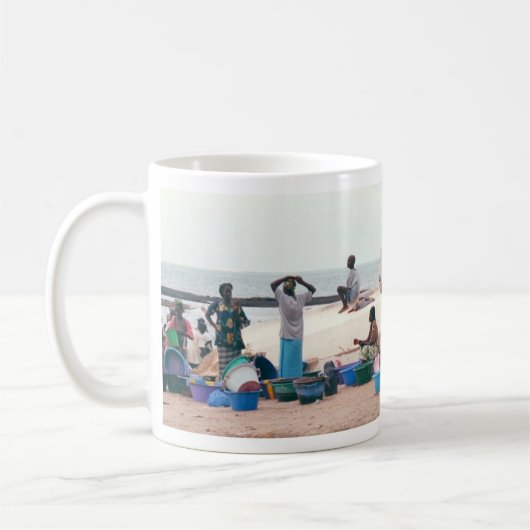 Beach scene met kantelboat, Gambia Koffiemok (Links)