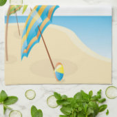 Beach scene met Umbrella, palmbomen en strand Theedoek (Gevouwen)