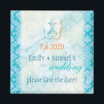 Beach Seahorse Wedding Save the Date Magneet<br><div class="desc">Whimsical en schattig paard van zee, zeesterren, oceaangolven met een elegant damaspatroon in aqua, turquoise, blauwe schaduwen ontworpen op aangepast bruiloft Save the Date Invitation Magnets. De heerlijke schepsels van het zee en een flamboyant damtpatroon op de achtergrond hebben het perfecte gevoel voor uw CHIC OCEANFRONT WEDDING | FESTIEVE LUAU-WEDING...</div>