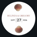 Beach Seashell Clams Wedding Ronde Sticker<br><div class="desc">Dit strandontwerp bevat twee schelpdieren. Dit is het perfecte huwelijksontwerp voor een zomer- of tropische eilandbruiloft. Elegant sticker voor strandbruiloft met moderne elementen. Er zijn ook huwelijksuitnodigingen en andere kantoorbenodigdheden beschikbaar.</div>