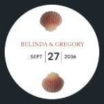 Beach Seashell Clams Wedding Ronde Sticker<br><div class="desc">Dit strandontwerp bevat twee schelpdieren. Dit is het perfecte huwelijksontwerp voor een zomer- of tropische eilandbruiloft. Elegant sticker voor strandbruiloft met moderne elementen. Er zijn ook huwelijksuitnodigingen en andere kantoorbenodigdheden beschikbaar.</div>