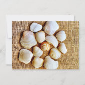 Beach Seashells Burlap Print Wedding Invitations Kaart (Achterkant)