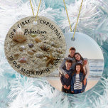 Beach Seashells First Kerstmis New Home Foto Keramisch Ornament<br><div class="desc">Deze kerstversiering aan de kust,  met kleine seizoenshells die in het strand worden genaaid,  maakt een groot goed voor je eerste kerstfeest in je nieuwe strandhuis. Voeg een foto op de rug met de makkelijk te gebruiken sjabloon toe.</div>