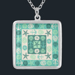 Beach Seashells Nautical Moderne Blauwgroen Green Zilver Vergulden Ketting<br><div class="desc">Dit moderne, nautische strand ketting wordt uitgevoerd in een gevild blokpatroon met afwisselende groene en zandbeige vierkanten. Dit decoratieve, gestileerde strandvormig ontwerp omvat schelpen, zeester, ankers en zanddollars in lichtbeige en groene schoppen, variërend van blauwgroen tot zeeluin. Dit oceaangeïnspireerde ontwerp heeft een retro/, deco geometrische look. Bekijk variaties en verwante...</div>