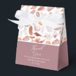 Beach Seashells Waterverf Coastal Chic Wedding Bedankdoosjes<br><div class="desc">Beach Seashells Waterverf Coastal Chic Wedding Favor Boxes kenmerkt een seashell patroon op een witte achtergrond met de tekst "Dank u"in modern manuscript en gepersonaliseerd met uw namen en datum. Aan de andere kant is de hashtag voor sociale media. Ideaal voor kust- en zomerbruiloften en evenementen. Personaliseer door de tekst...</div>