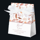 Beach Seashells Waterverf Coastal Chic Wedding Bedankdoosjes<br><div class="desc">Beach Seashells Waterverf Coastal Chic Wedding Favor Boxes kenmerkt een seashell patroon op een witte achtergrond met de tekst "Dank u"in modern manuscript en gepersonaliseerd met uw namen en datum. Aan de andere kant is de hashtag voor sociale media. Ideaal voor kust- en zomerbruiloften en evenementen. Personaliseer door de tekst...</div>