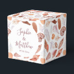 Beach Seashells Waterverf Coastal Chic Wedding Bedankdoosjes<br><div class="desc">Beach Seashells Waterverf Coastal Chic Wedding PFavor Boxes kenmerkt een seashell patroon op een witte achtergrond met uw gepersonaliseerde namen en datum aan de zijkant. Ideaal voor kust- en zomerbruiloften. Personaliseer door de tekst in de tekstvakjes uit te geven. Ontworpen voor u door Evco Studio. Uitzicht coördineert punten op www.zazzle.com/store/evcostudio...</div>