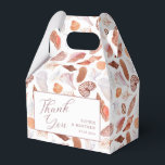 Beach Seashells Waterverf Coastal Chic Wedding Bedankdoosjes<br><div class="desc">Beach Seashells Waterverf Coastal Chic Wedding PFavor Boxes kenmerkt een seashell patroon op een witte achtergrond met de tekst "Dank u"in modern manuscript en gepersonaliseerd met uw namen en datum. Ideaal voor kust- en zomerbruiloften en evenementen. Personaliseer door de tekst in de tekstvakjes uit te geven. Ontworpen voor u door...</div>