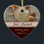 Beach Shells Heart Shaped Wedding Favor Keramisch Ornament<br><div class="desc">Wedding Favors - unieke strandschelpen en deze hartvormige keepaardversiering - perfect voor bruiloft of vrijgezellenfeest voor strandbruiloften. Pas met bruid en groom namen en gebeurtenisdatum aan. Bekijk onze coördinerende objecten in ons bruiloft - Beach Love Collectie.</div>