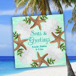 Beach Shells kerstliefde Wreated Flat Feestdagenkaart<br><div class="desc">Vast kerststrand met grote wenskaarten. Grote zeesterren en zanddollars ontwerpen met groene heilige en bessen boven een turkooiswater-afbeelding. Pas vakantiegroet aan, of gebruik de steekproef, "Kerstmis is Liefde", en voeg een handtekening aan deze vierkante tropische kaart voor het vakantieseizoen toe. Omgekeerd is een afbeelding in blauw water. Gemaakt voor vierkante...</div>