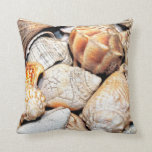 Beach Shells Sierkussen<br><div class="desc">Het thema van het strand gooit kussen met prachtig kunstmatig afbeelding van een groep seizoenshellen in een patroonstijl met aardtoonkleuren. Twee zijkanten design maken het mogelijk om van uw prachtige ontwerp af te shows, ongeacht de zijde die u ziet. Voeg wat kleur toe aan uw leven, familieruimte, of hol. Het...</div>