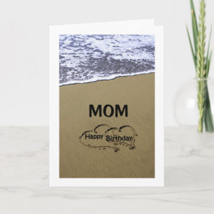 BEACH SIGN ZEGT HAPPY BIRTHDAY *MOM* KAART