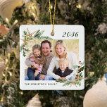 Beach Starfish Familie Foto kerstwit Keramisch Ornament<br><div class="desc">Dit strand inspireerde kerstversiering met een klassieke witte achtergrond en maakt een geweldige jaarlijkse feestvreugde, die gemakkelijk kan worden aangepast voor een unieke gave met de foto- en tekstsjablonen. De waterverf van de feestdag beslaat heilig, pijnlijk en zeester in twee hoeken lijst de foto aan beide zijden. Neem contact met...</div>