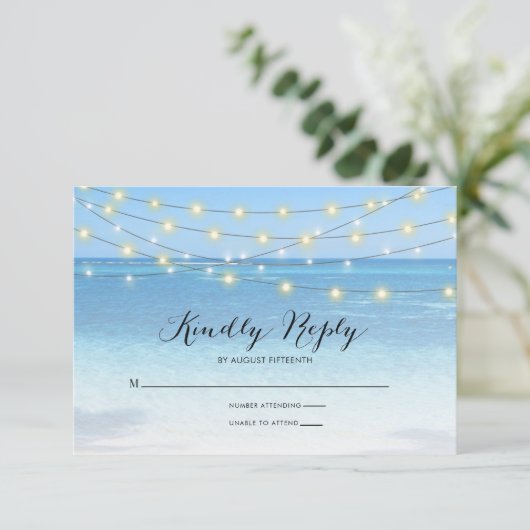Beach String Lights Wedding RSVP Kaart (Staand voorkant)