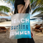 Beach Surfing Summer Typography Sand Ocean Tote Bag<br><div class="desc">Beach Surfing Summer Typografie Sand Ocean Canvas tas. Beach Surfing Summer-typografie in witte en blauwe kleuren op de achtergrond van zand en oceaan. Een zomervakantiebezoek voor jou. U kunt om het even welke tekst op de zak veranderen.</div>