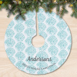 Beach Theme Shell Family Name Beach House Blauwgro Kerstboom Rok<br><div class="desc">Voeg deze stijlvolle boomrok toe aan uw strandvakantiedecor. Met een overal omhullingspatroon in turquoise op een witte achtergrond is het perfect voor uw strandfeesten. Pas het aan door de naam te wijzigen in je eigen naam en de andere woorden als je dat wilt.</div>