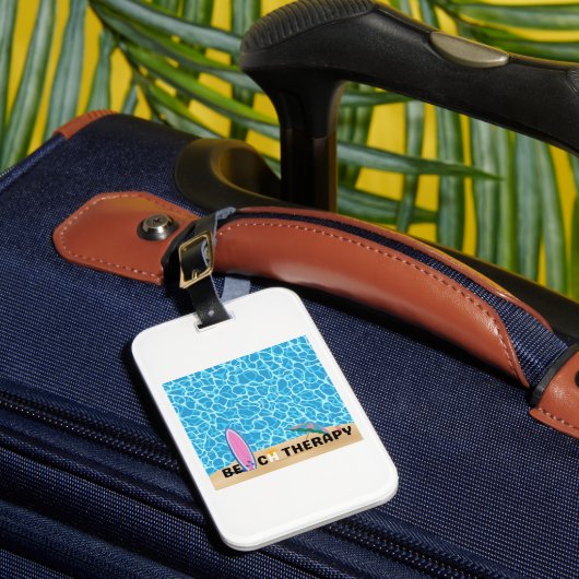 Beach Therapy Surfplank Zomer Esthetische Poster Bagagelabel (Voorkant Insitu 1)