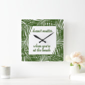 Beach Time Modern Green Palm Leaf Pattern Vierkante Klok (Huis)