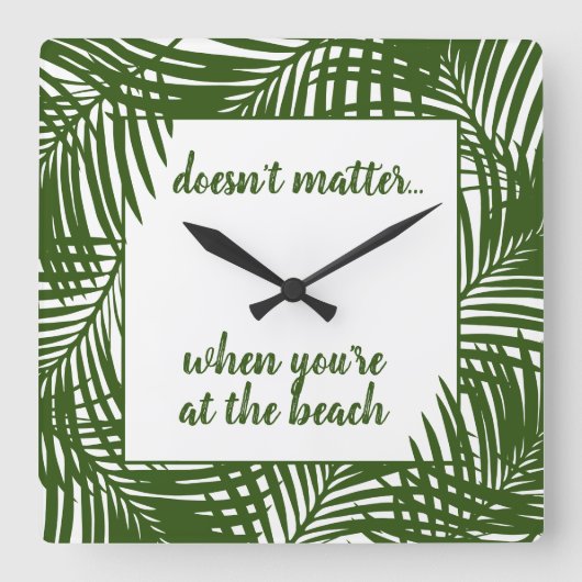 Beach Time Modern Green Palm Leaf Pattern Vierkante Klok (Voorkant)