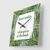 Beach Time Modern Green Palm Leaf Pattern Vierkante Klok (Hoek)