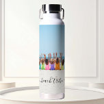 Beach Tribe Friends Vacation Bachelorette foto Waterfles<br><div class="desc">Dit ontwerp kan op het gebied worden gepersonaliseerd dat door de foto en/of tekst te veranderen wordt verstrekt. Of het kan worden aangepast door te klikken deze Sjabloon personaliseert en dan de klik te kiezen om verdere optie aan te passen en de kleur van de achtergrond te schrappen of te...</div>