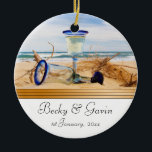 Beach Weddending Weddenschap met bruiloft Keramisch Ornament<br><div class="desc">Deze prachtige waaier van Beach Wedding Stationery kenmerkt twee wijnkonijnen die in het zand zijn genaaid met breukgolven op de achtergrond en die perfect zijn voor een casual bruiloft of een bruiloft op het strand. De stijlvolle manuscripttekst is gemakkelijk aanpasbaar gebruikend de sjabloon die bij elk product wordt verstrekt. De...</div>