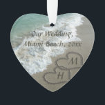 Beach Weddenschap die het hart kruist Ornament<br><div class="desc">Elegant Sand Hearts, geschreven in de Beach aardig om een bruiloft van de Bestemming of een tropische huwelijksvakantie te symboliseren. Prachtig schilderachtig afbeelding van helder aqua turquoise oceaanwater, met witte golven die op het bruine zandstrand kruipen. Twee onderling verbonden harten symboliseren eeuwige liefde, zelfs je eigen initialen vooraan of achternaam...</div>