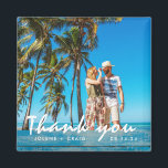 Beach Weddenschap Foto Hartelijk dank Magneet<br><div class="desc">Wedding bedankt dat je magneten gunt voor je strandbruiloft,  op maat van je foto,  naam en trouwdatum. Moderne blauwstrandhoutontwerpen met "dank u" in een wit handgeschreven lettertype.</div>