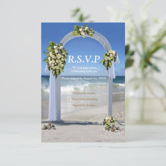 Beach Weddenschap met witte rozen RSVP-kaart RSVP Kaartje (Staand voorkant)