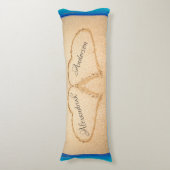 Beach Wedding 2 Harten in het zand-lijfje Lichaamskussen (Voorkant Verticaal)