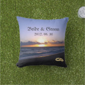 Beach Wedding Bride & Groom Keepomwille Persoonlij Buitenkussen (Gras)