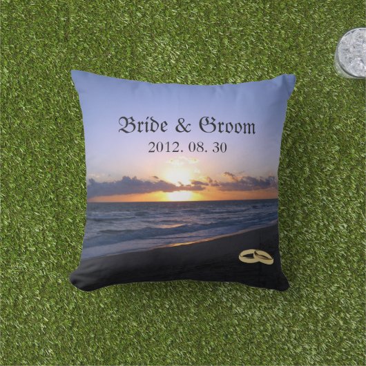 Beach Wedding Bride & Groom Keepomwille Persoonlij Buitenkussen (Gras)
