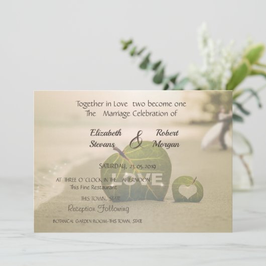Beach Wedding Couple, Love Invitation Kaart (Staand voorkant)