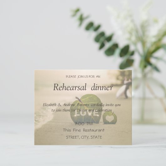 Beach Wedding Couple, Love Rehearsal Dinner Kaart (Staand voorkant)