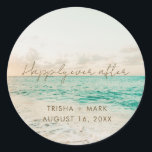 Beach Wedding Favor Stickers<br><div class="desc">Een prachtig strandscentrum is een bruiloft die stickers bevoordeelt die zijn gedrukt met "Gelukkig ooit na" of een andere prijsopgave van uw keuze,  namen en trouwdatum.</div>