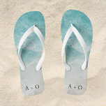 Beach Wedding Favor Teenslippers<br><div class="desc">Verhoog uw bruiloft met gepersonaliseerde Flip Flop Favors Voeg een vleugje strandgeluk en comfort toe aan uw bruiloft met onze gepersonaliseerde Flip Flop Favors. Deze heerlijke gunsten bieden niet alleen een adempauze voor vermoeide voeten, maar laten ook uw initialen en een bijpassend oceaanontwerp zien, waardoor ze een gekoesterde aandenken zijn...</div>