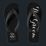 Beach Wedding Groom Teenslippers<br><div class="desc">Aangepaste bruid- en bruinstrandbruiloft-teenslippers op zwart-wit. Pas het met uw namen en trouwdatum aan of pas het verder aan als u de kleuren wilt veranderen of de lay-out wilt aanpassen.</div>