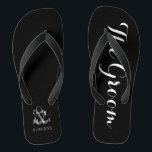 Beach Wedding Groom Teenslippers<br><div class="desc">Aangepaste bruid- en bruinstrandbruiloft-teenslippers op zwart-wit. Pas het met uw namen en trouwdatum aan of pas het verder aan als u de kleuren wilt veranderen of de lay-out wilt aanpassen.</div>