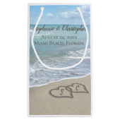 Beach Wedding Hearts in de zand Elegant Klein Cadeauzakje (Achterkant)