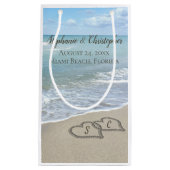 Beach Wedding Hearts in de zand Elegant Klein Cadeauzakje (Voorkant)