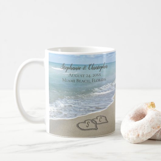 Beach Wedding Hearts in de zand Elegant Koffiemok (Met donut)
