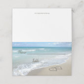 Beach Wedding Hearts in het zand Elegant Initiaal Plaatskaartje (Buitenkant ongevouwen)