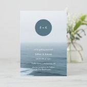 Beach Wedding Invitation | Minimalistisch monogram Kaart (Staand voorkant)