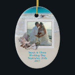 Beach Wedding Keepomwille Photo Ornament<br><div class="desc">De trouwversiering van Keepomwille met een strandthema. Voeg een afbeelding toe aan deze ovaal,  keramische vormgeving en pas aan met tekst aan beide zijden. Tropische seizoenshellen versieren het lijst en achtergrondafbeelding is oceaanwater en strandzand. De namen van de plaats,  de trouwdatum op de voor en bestemmingsplaats op de rug.</div>