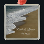 Beach Wedding Metalen Ornament<br><div class="desc">Pas het natuurlijke Beach Wedding Ornament aan met de persoonlijke namen van de bruid en de bruidegom en de huwelijksfeestdag. Dit aangepaste strand Nuptial ornament bevat een foto van de natuur van de golven van de oceaan die crashen op de zandkust van het Old Orchard Beach in Maine.</div>
