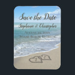 Beach Wedding Monogram Harten zand Magneet<br><div class="desc">Focus op de bruid- en bruidenamen en initialen in het strand zand, getrokken in een hart! De Elegant Zand Hearts Beach Destination Wedding Matching set is voorzien van een prachtig schilderachtig landschap afbeelding van helder aqua turquoise oceaanwater, met witte golven die op het zandstrand crashen.Harten symboliseren blijvende liefde! Florida Beach...</div>