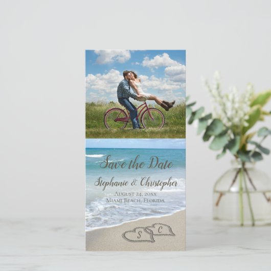 Beach Wedding Monogram Harten zand Save The Date (Staand voorkant)